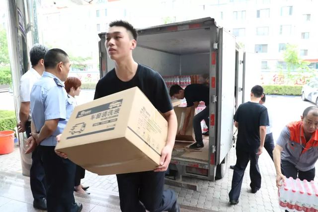 乾港慰問一線干警 乾港慰問一線干警